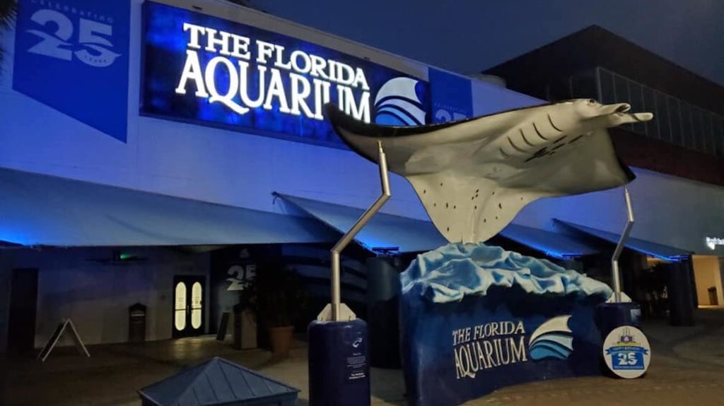 Exterior of Aquarium with Giant sting ray statue