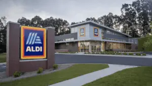 Exterior of a grocery store. ALDI is written on an navy blue sign.