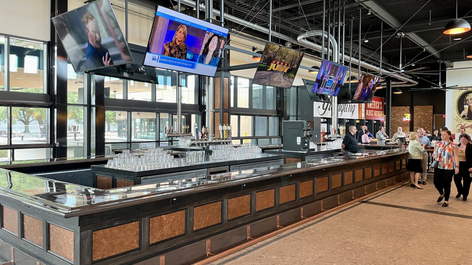 Yuengling Opens Massive Restaurant And Taproom In Tampa That S So Tampa   Yuengling Bar Main 1536x864 