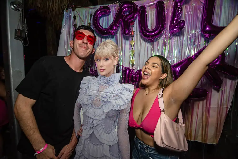 See Swifties party for Taylor Swift's '1989' album release - The