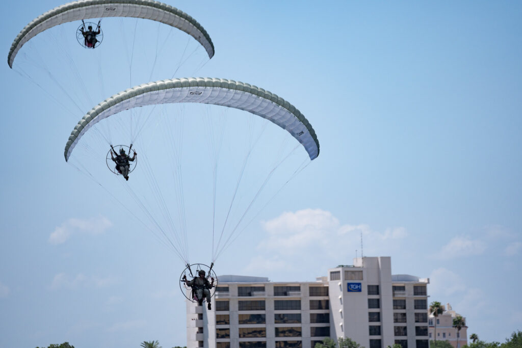 People parajumping