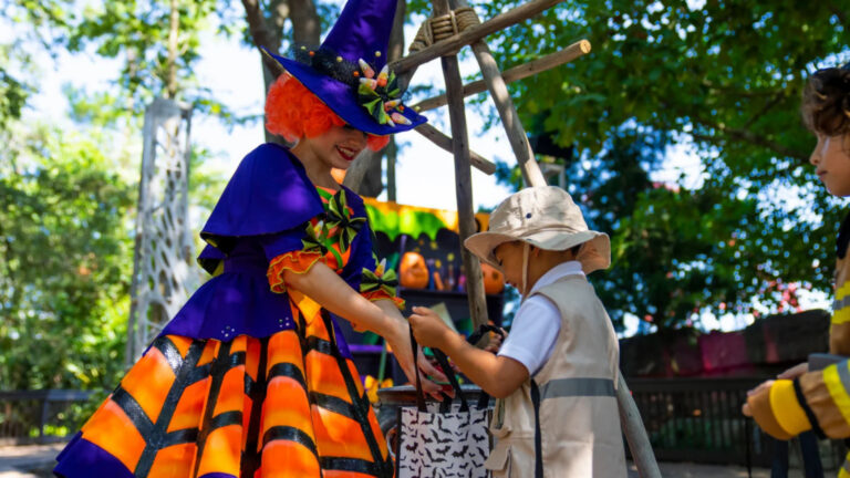 kids interacting with costumed actor at busch gardens