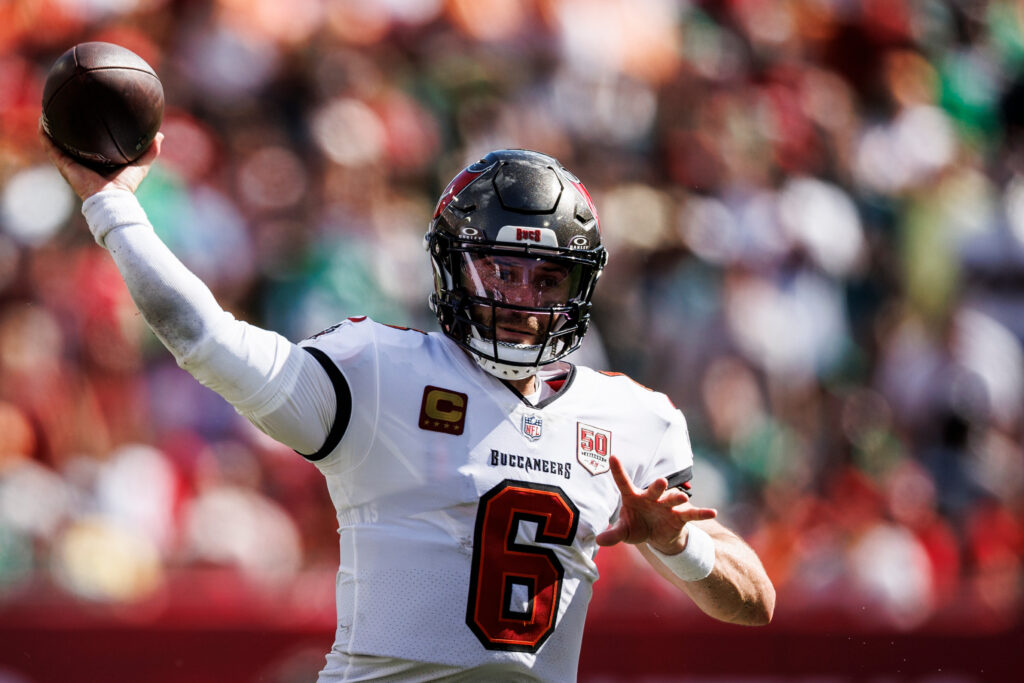 Baker Mayfield throwing a ball